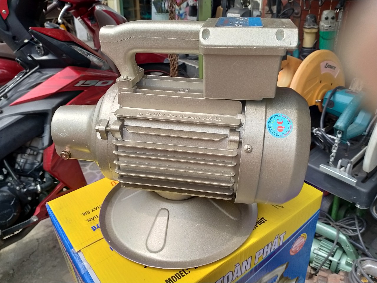 Máy đầm dùi motor Toàn Phát