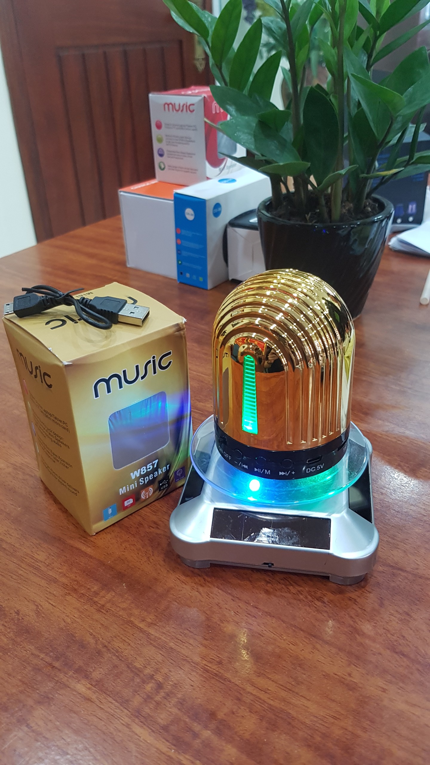 Loa bluetooth mini W857 - LED đổi màu theo nhạc
