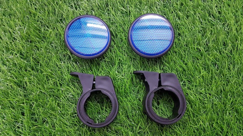 Mắt mèo gắn phuột trước xe máy.