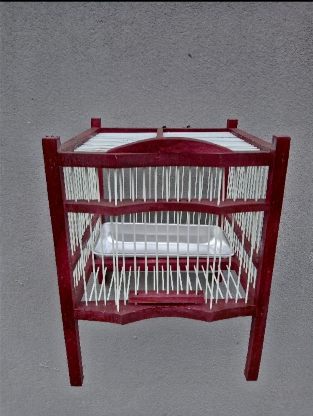 Lồng tắm chim khuyên. Có khay đựng nước tắm. Khung gỗ nan cáp quang. Kích thước 33x33x25cm. Màu nâu đỏ