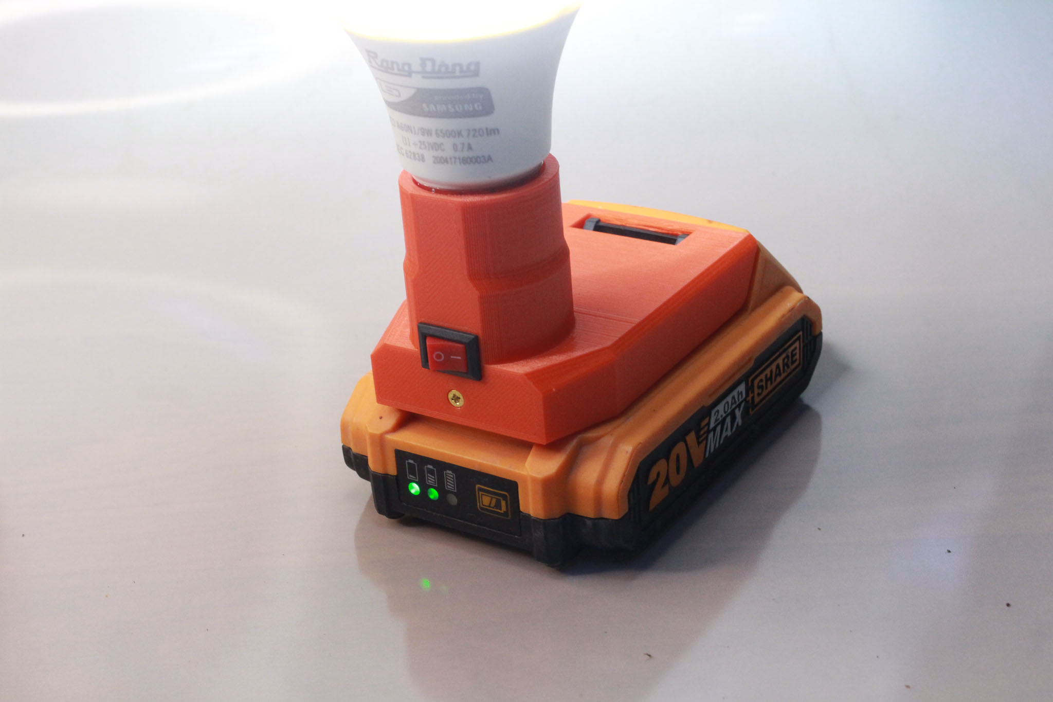 Đế đèn led thắp sáng dùng pin Ingco Total 20v