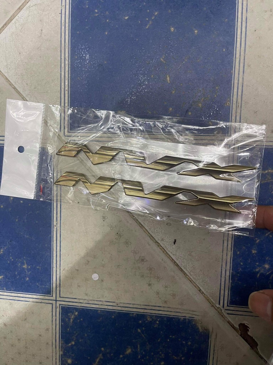 1 cặp tem chữ nổi xe nvx