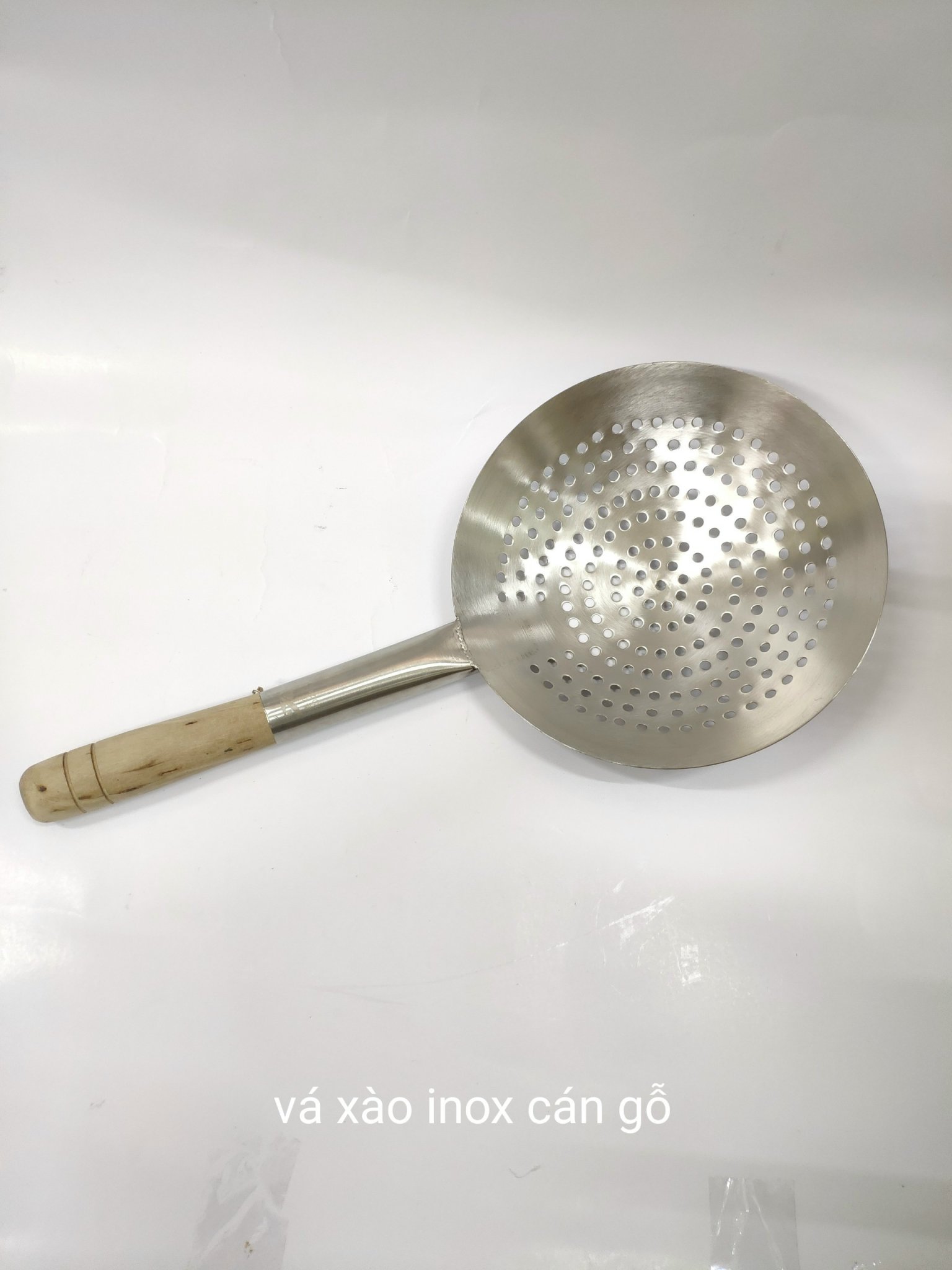 [HCM]Vá xào inox lỗ cán gỗ nhiều size
