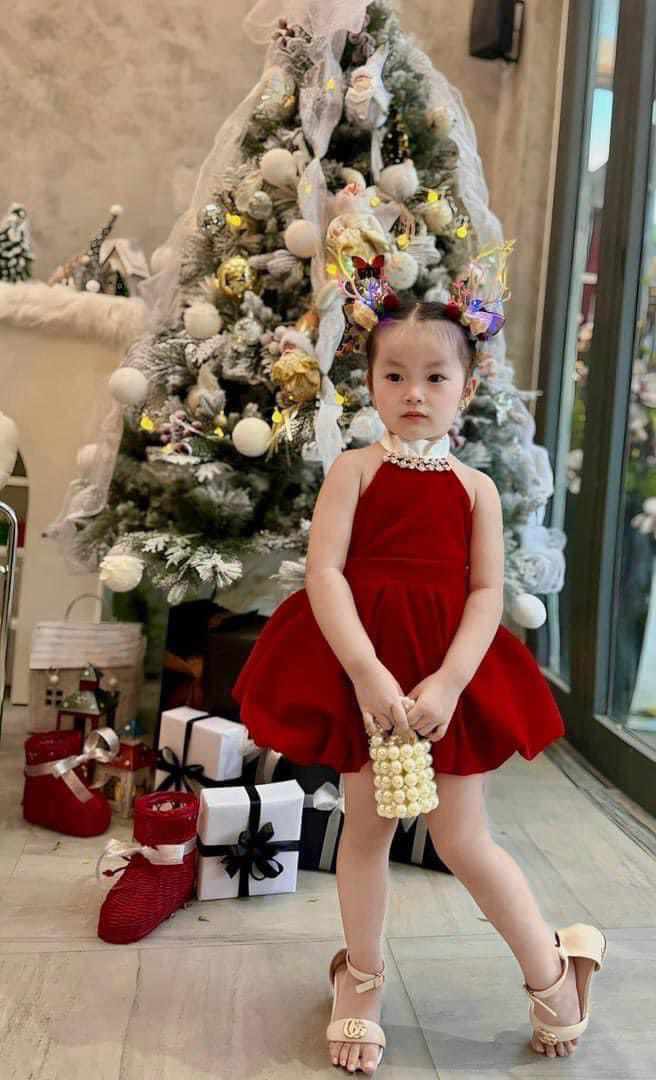 Váy nhung cho bé gái