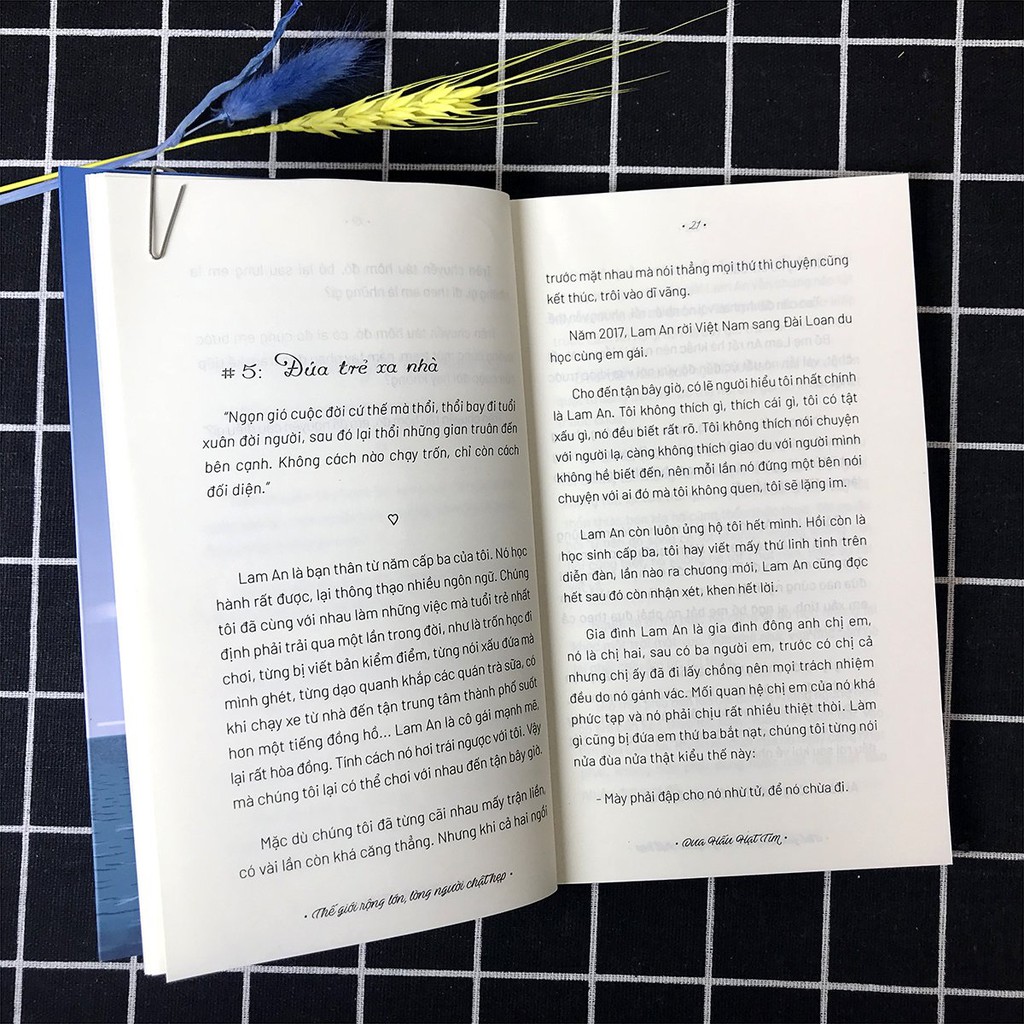Sách - Thế Giới Rộng Lớn, Lòng Người Chật Hẹp (Kèm Bookmark) [AZVietNam]