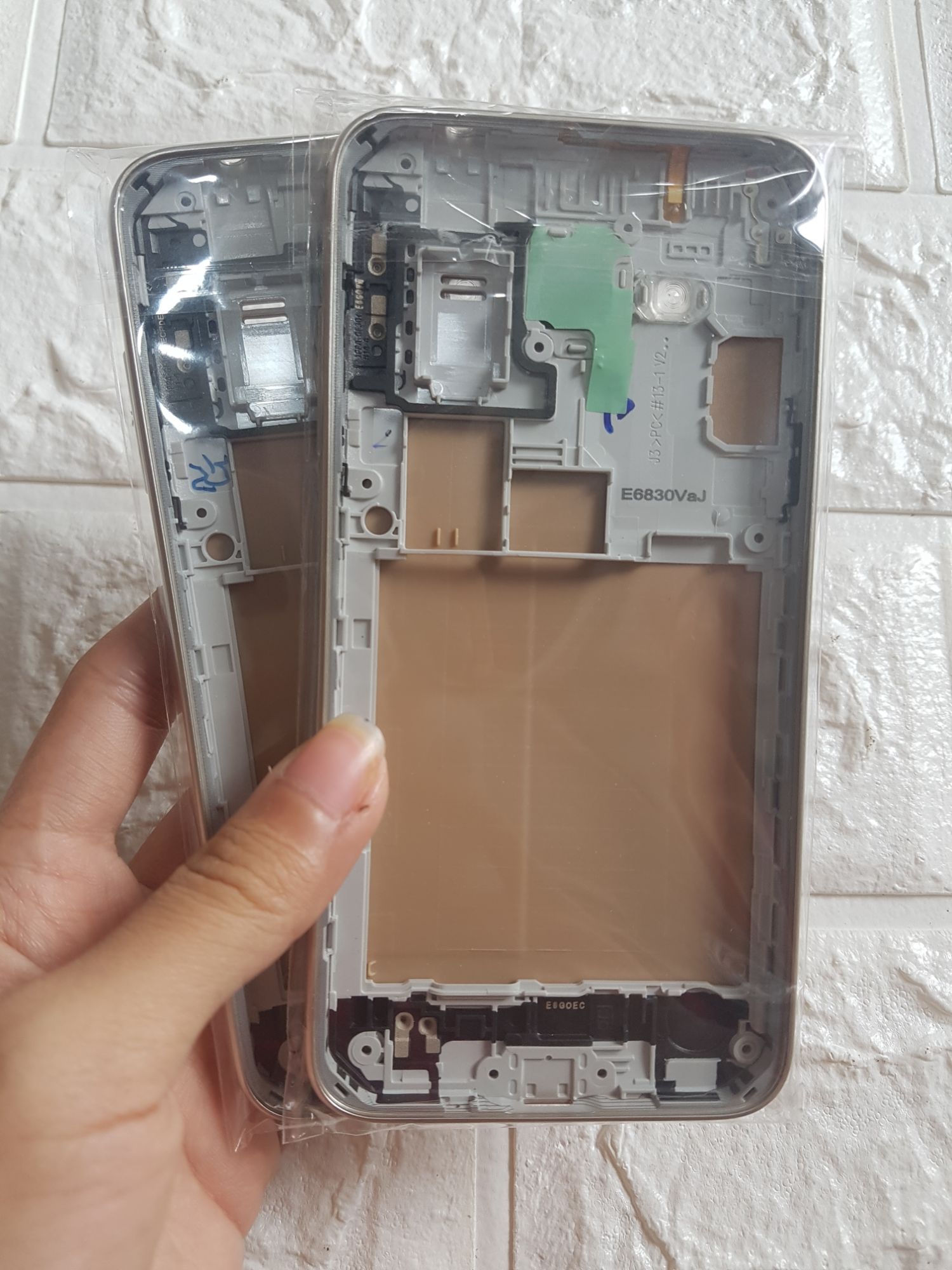 Bộ Vỏ + Sườn Samsung Galaxy J3 2016 (J320)