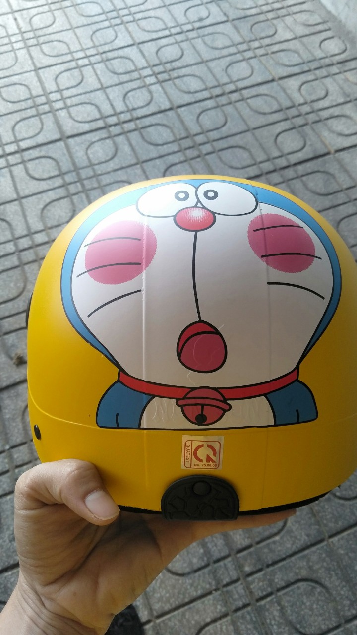 [HCM]NÓN BẢO HIỂM CÓ LỖ THÔNG GIÓ HÌNH DOREMON(XANH BIỂN) (TEM LÓT CÓ LOGO VIỀN NÓN THEO MÀU)