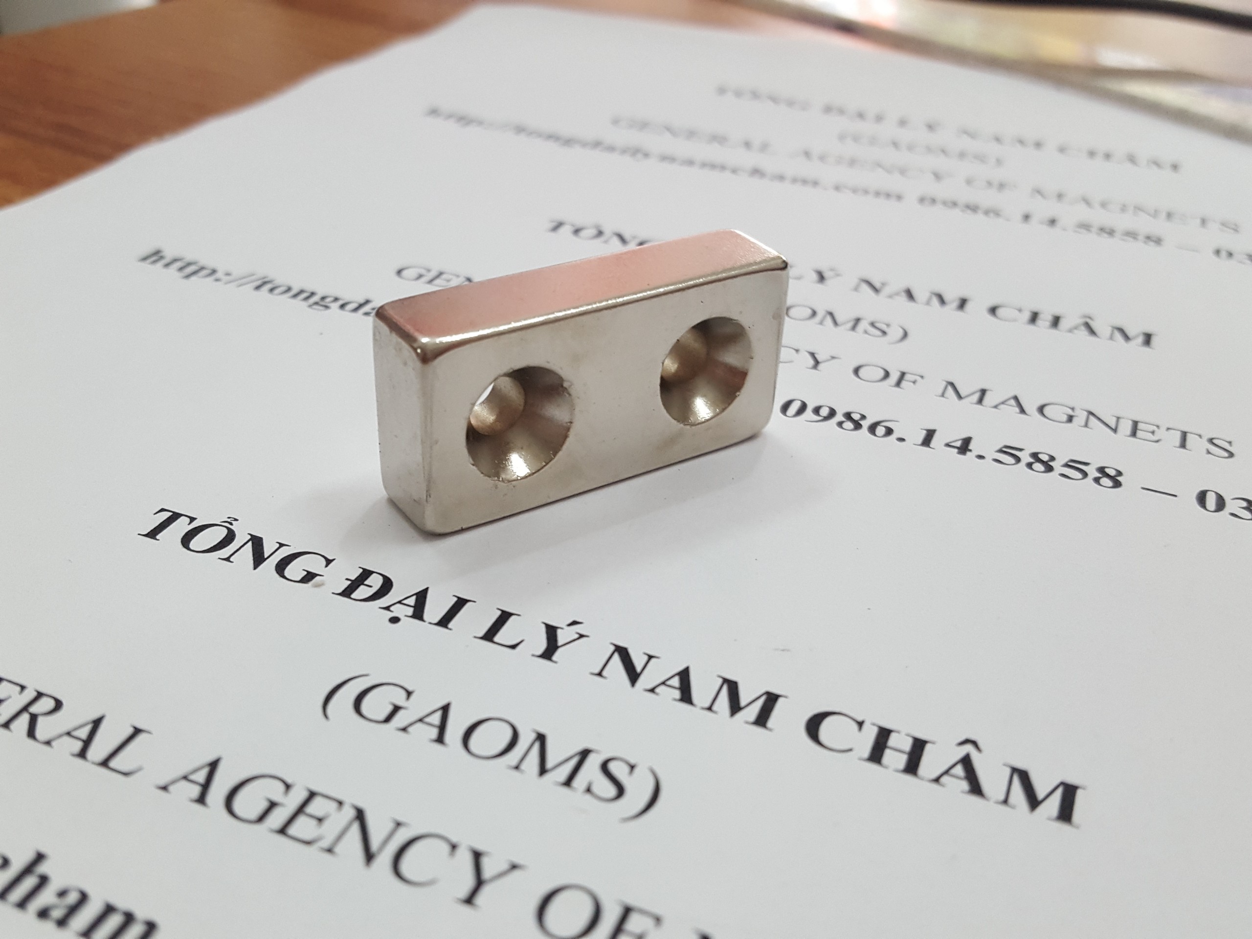 Nam châm 40x20x10mm có 2 lỗ vát
