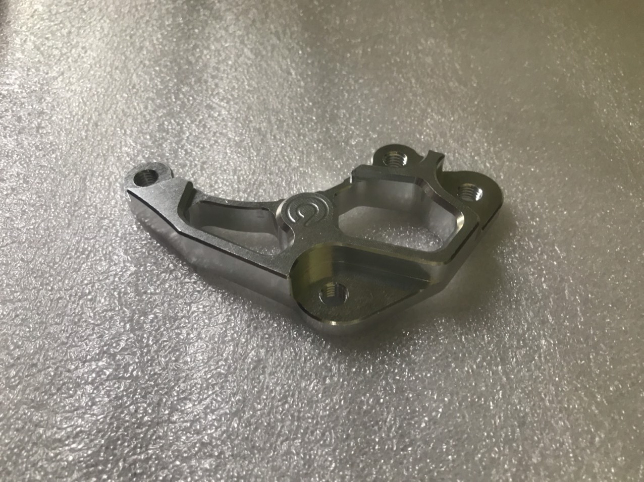 Pát nhôm cnc trước heo kiểu 2 pít đối xứng brembo nissin frando aladin... raider satria lên zin không chế cháo