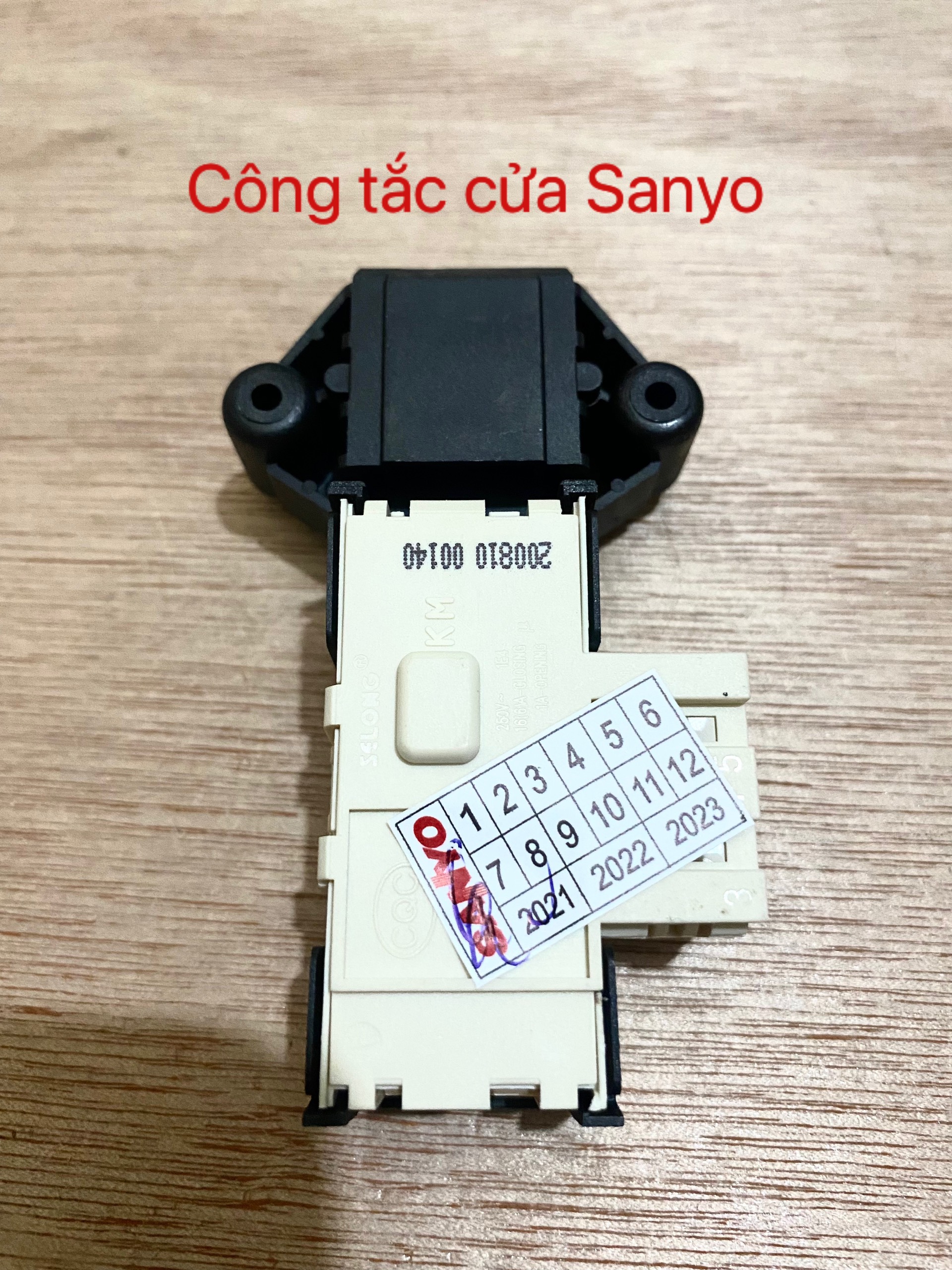 Công tắc khóa cửa máy giặt Sanyo 700T