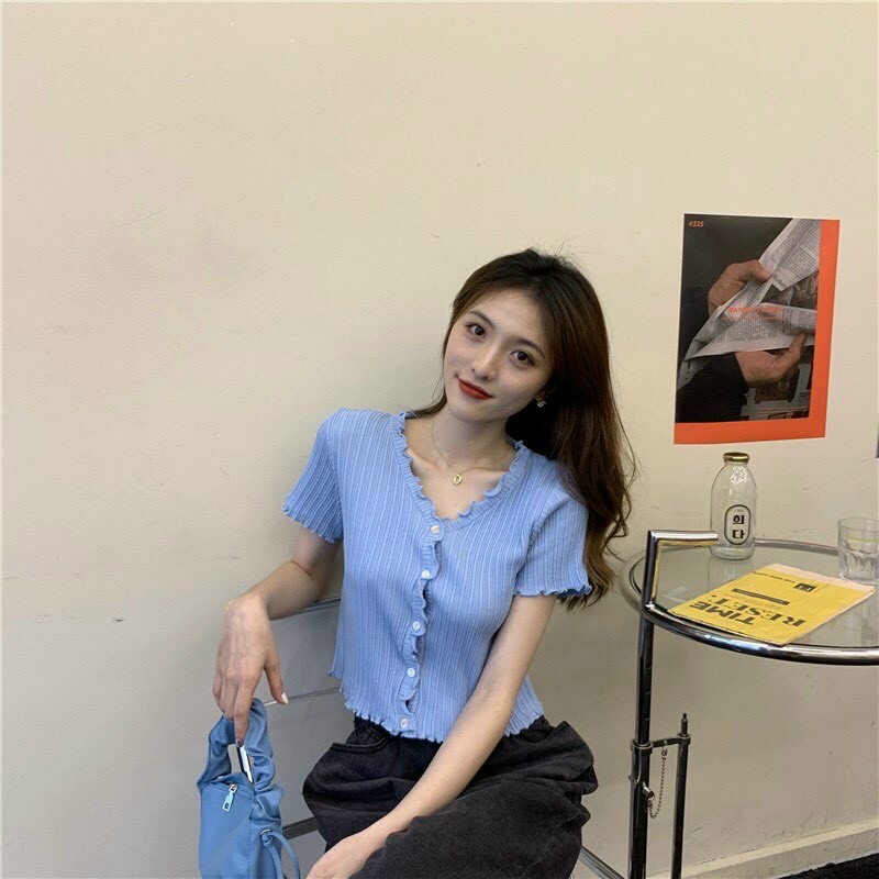 Áo croptop cổ tim viền bèo phối nút cực sang