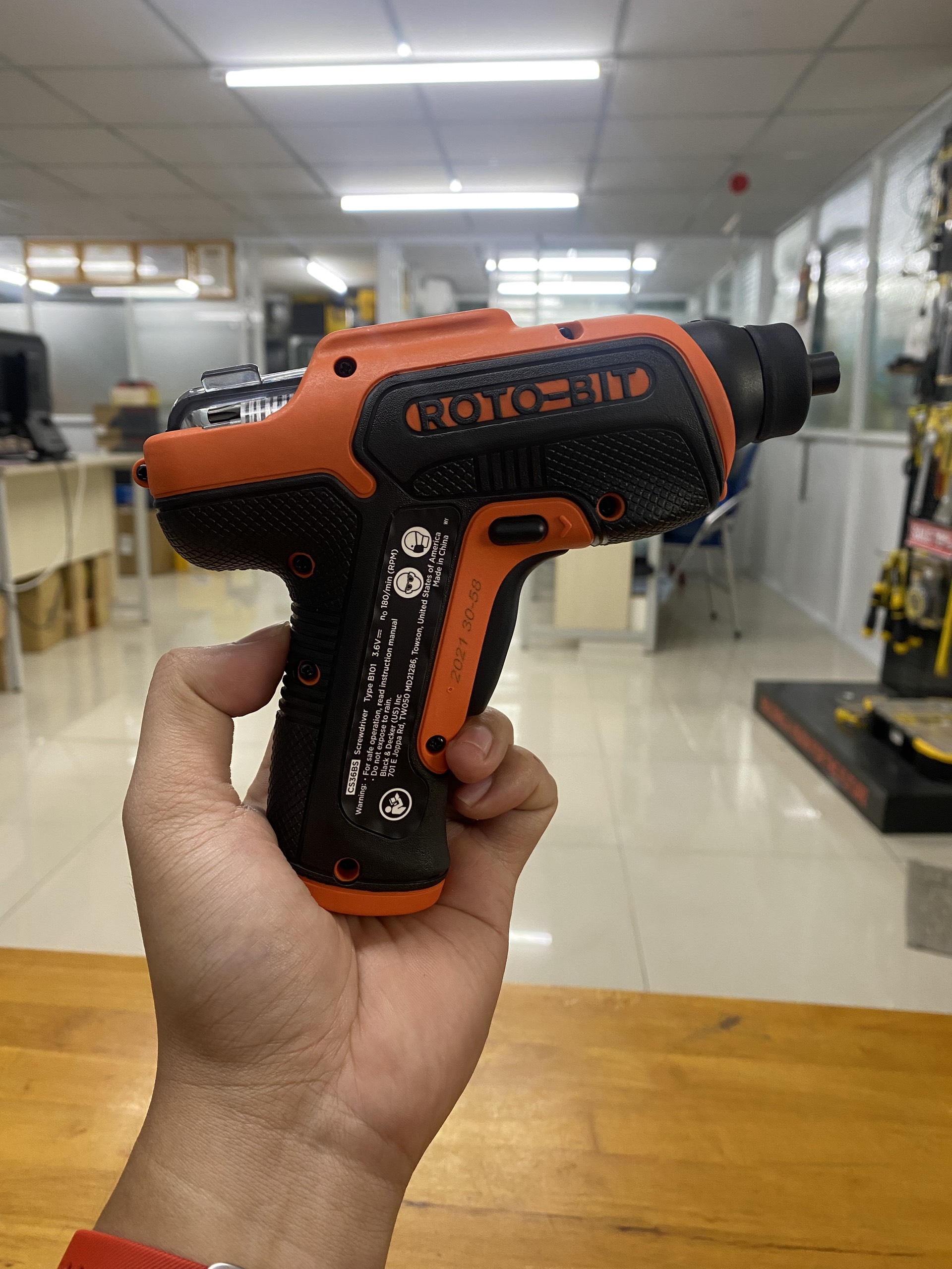 Máy vặn vít dùng pin Black&Deker CS36BSB