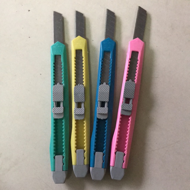 1 Chiếc Dao Dọc Giấy Nhựa Nhỏ