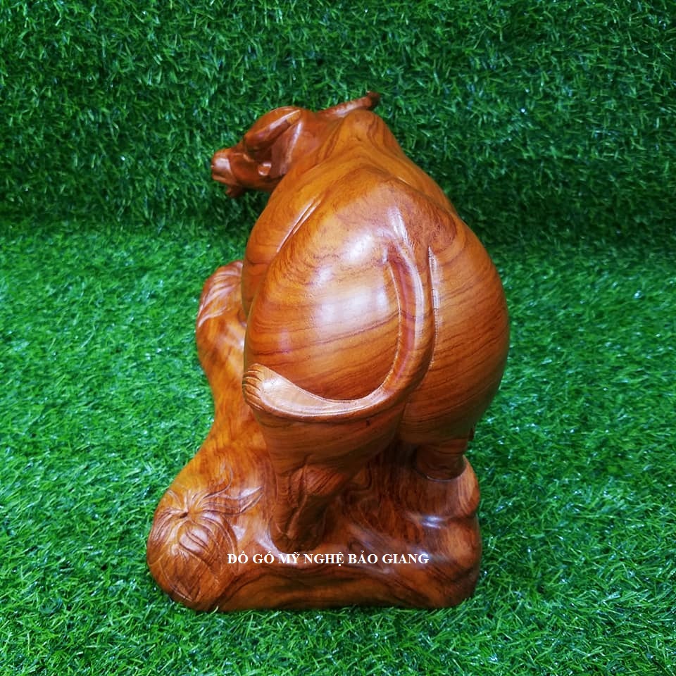 Tượng con trâu gỗ hương dài 34 cm