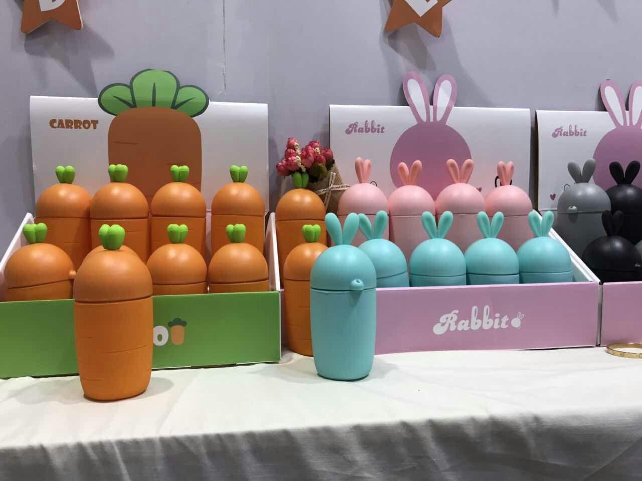 Bình nước hình cà rốt và tai thỏ đáng yêu