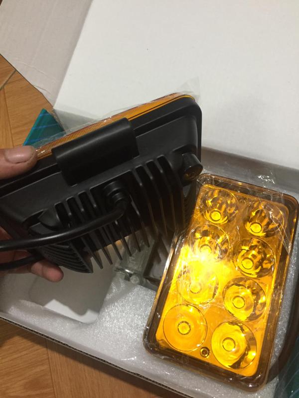 02 chiếc đèn led Runlai 8 bóng màu vàng 12-24v 24w