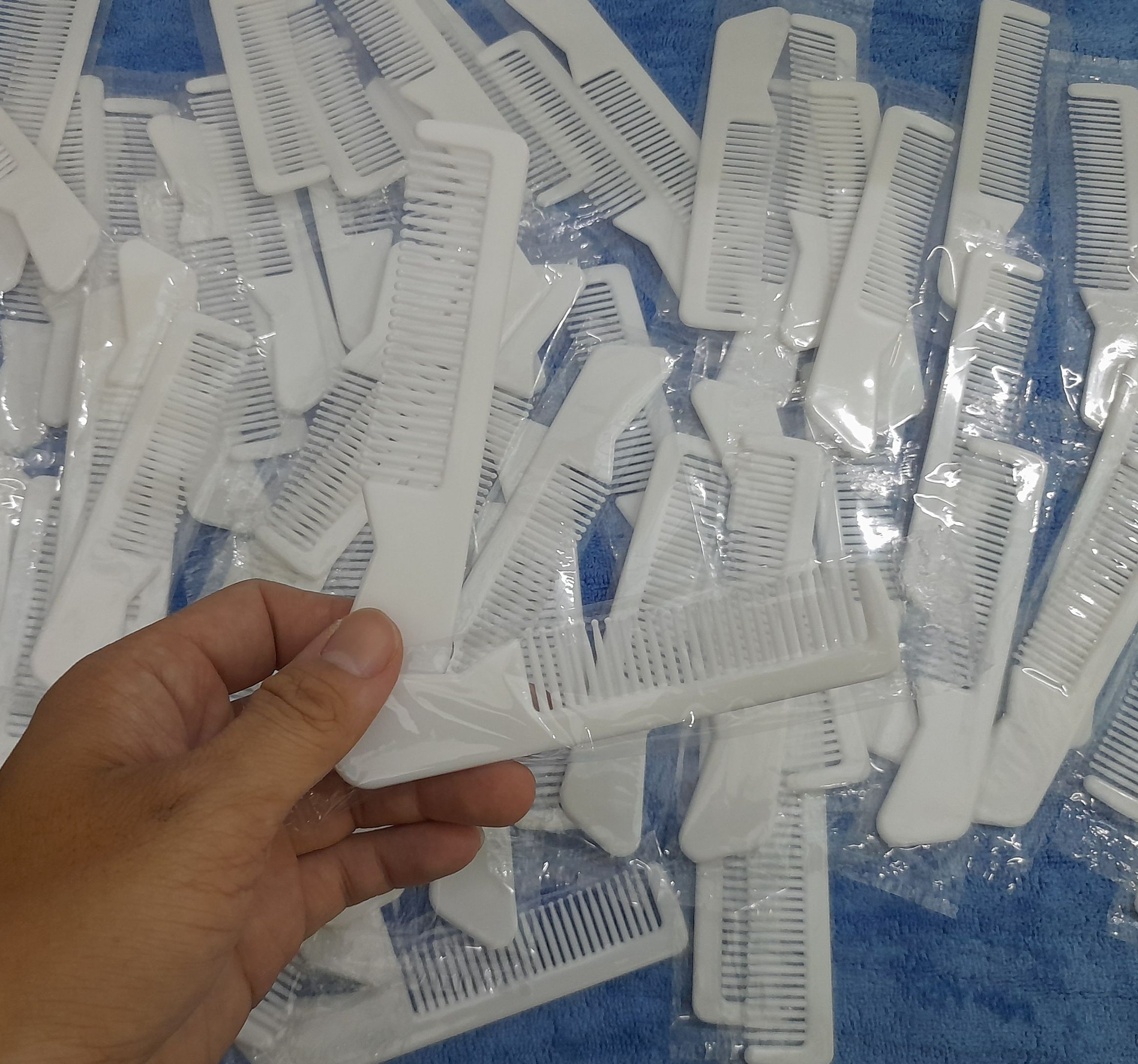 100 cây lược dùng trong khách sạn nhà nghỉ
