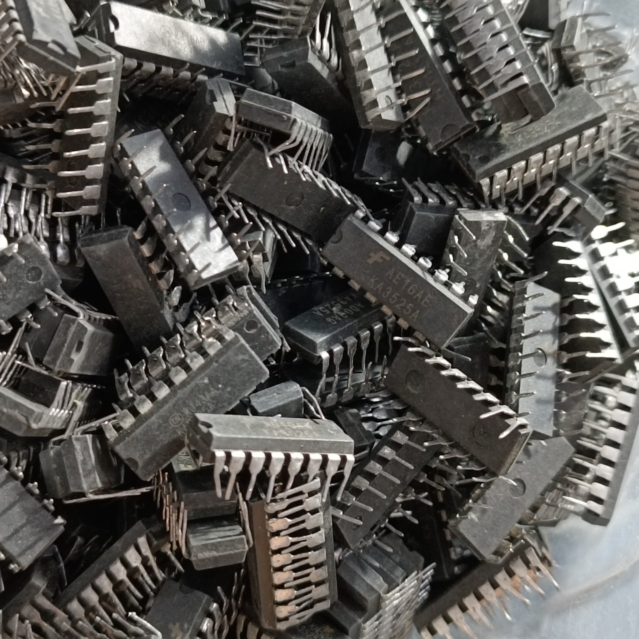 ic dao động KA3525A KA3525 tháo máy