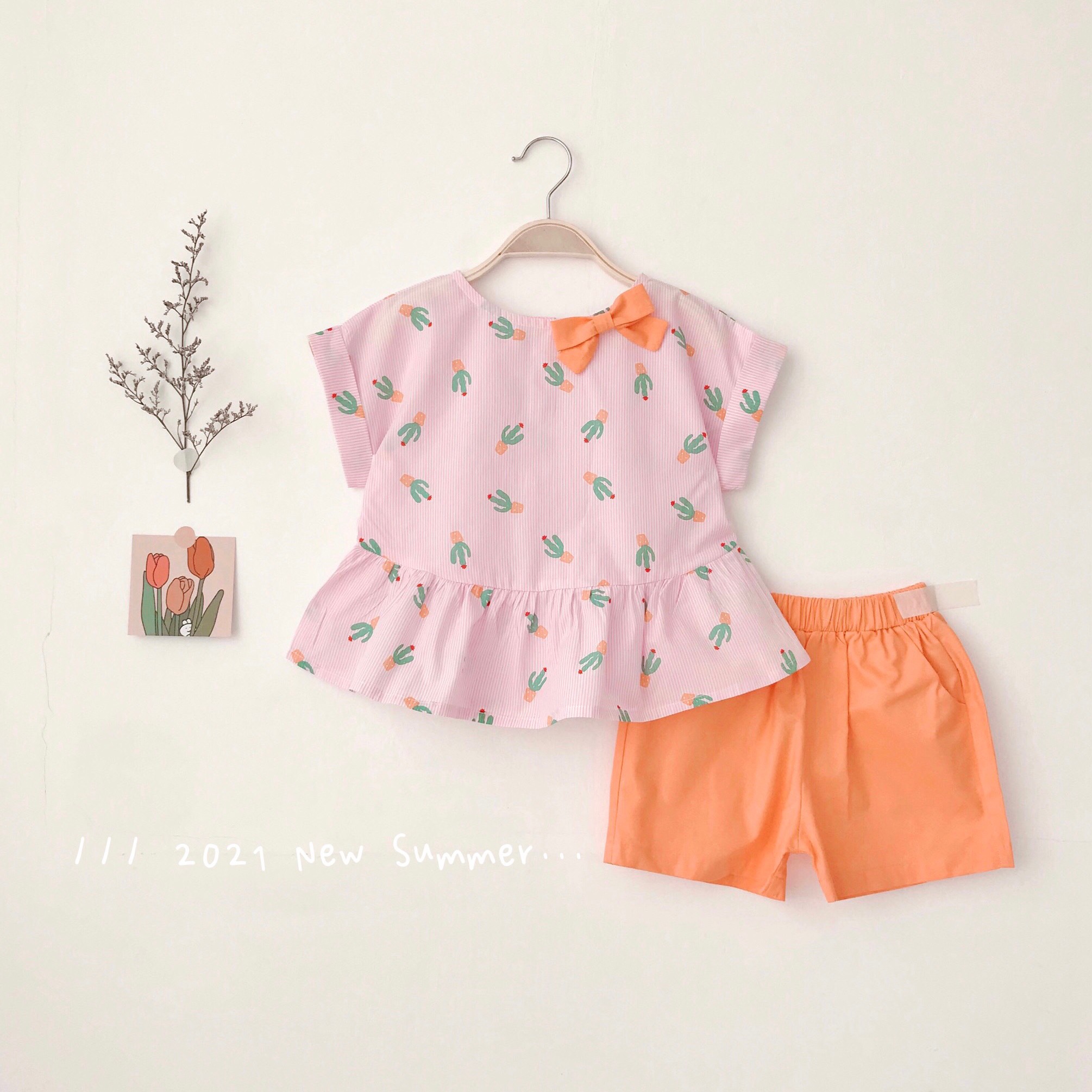 Set áo đính nơ phối quần kaki cho bé gái xinh xắn áo họa tiết kẻ sọc lạ mắt chất vải mềm mại bé mặc thoải mái size 12-33kg