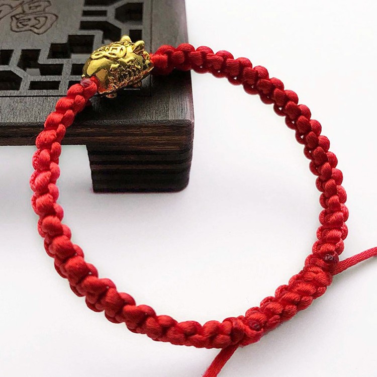 Vòng tay chỉ đỏ heo vàng thắt bím