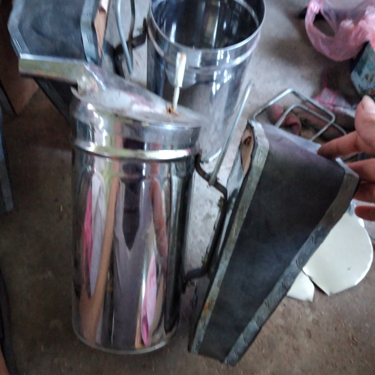 bình xịt khói đuổi ong loại to