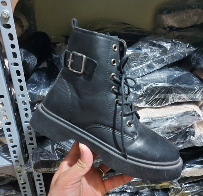 sale bốt hoa cúc da đen mờ