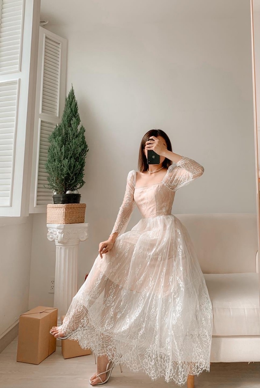 Hot đầm ren tay dài với thiết kế ren hoa kết hợp đầm hồng phía trong tạo nên vẻ đẹp tự nhiên nhưng quyến rũ up