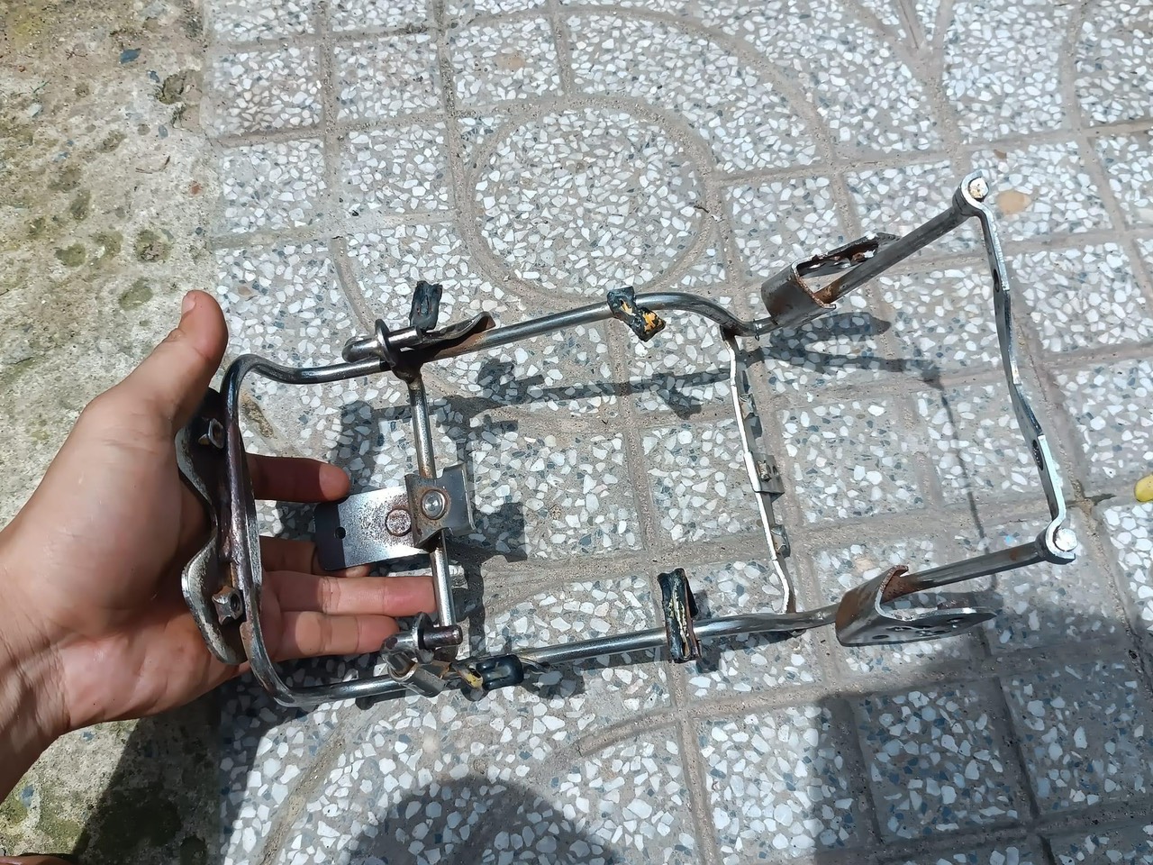 Khung sắt bắt gáo đèn, xin nhan honda chaly 81