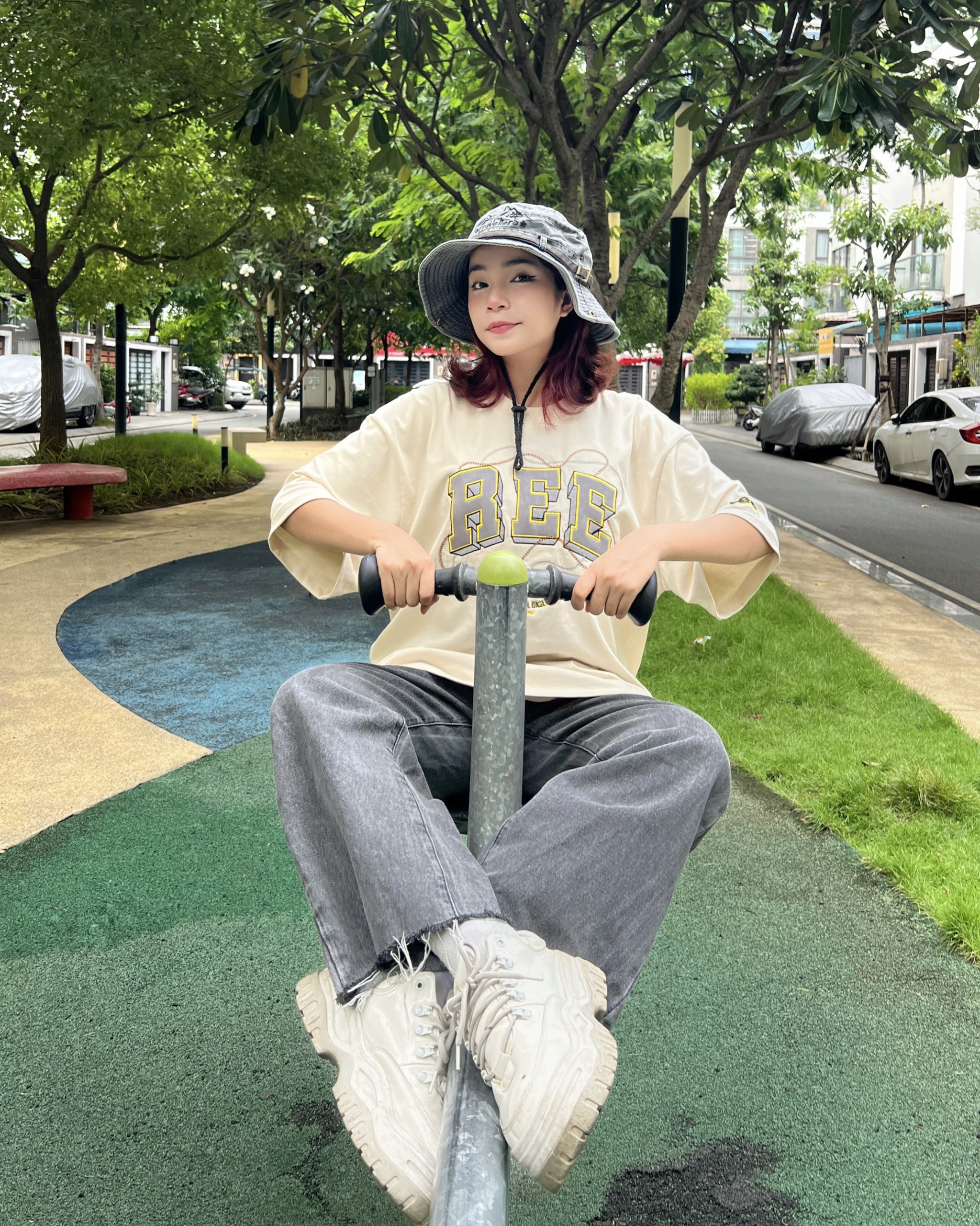LOCAL BRAND REE - ÁO THUN EMBROIDERED BASIC MÀU KEM - THÊU DA