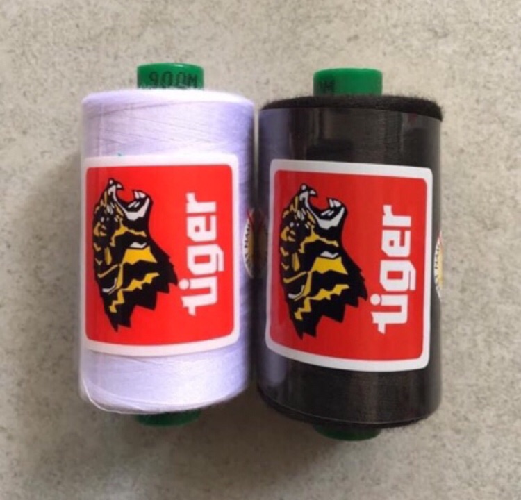 2 cuộn Chỉ may Tiger loại 900m 1 màu trắng 1 màu đen
