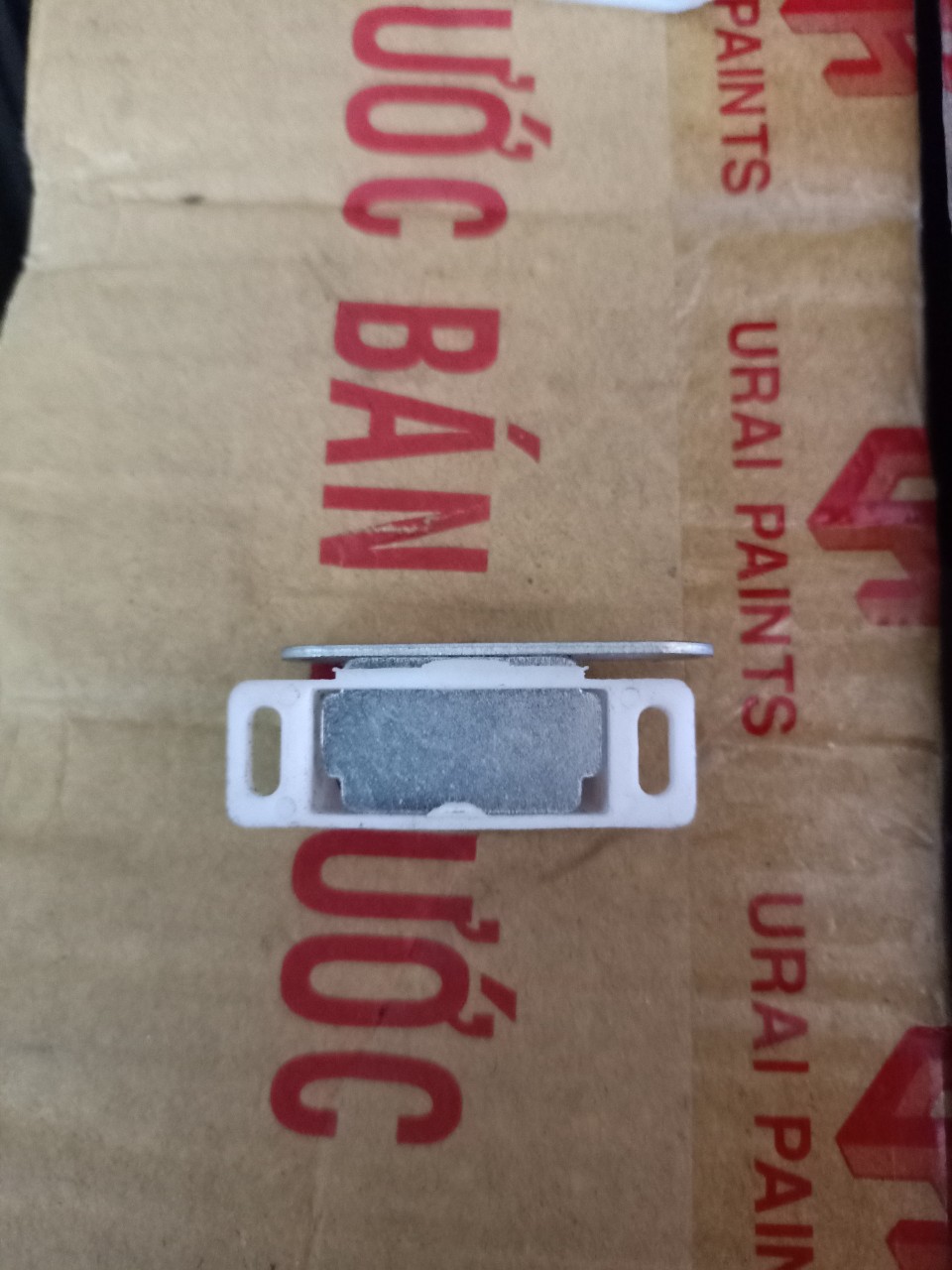 Hít cửa tủ nhôm