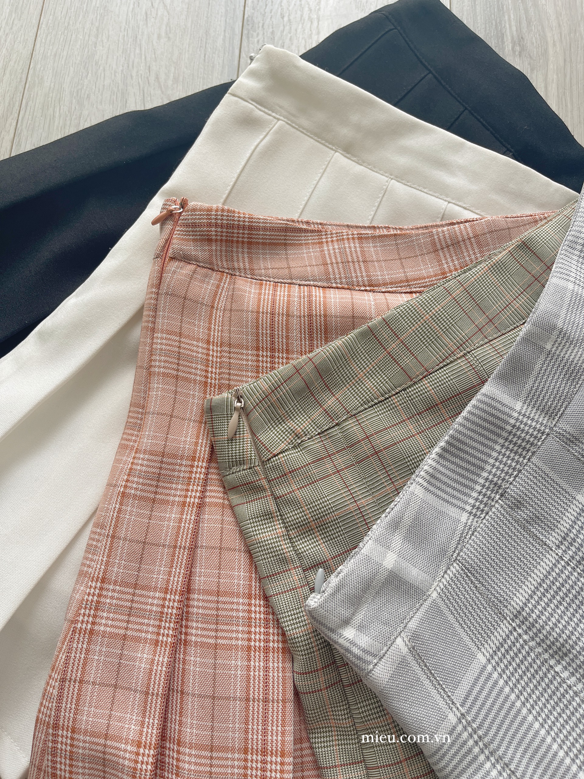 Chân váy ngắn xếp li Tinit Skirt