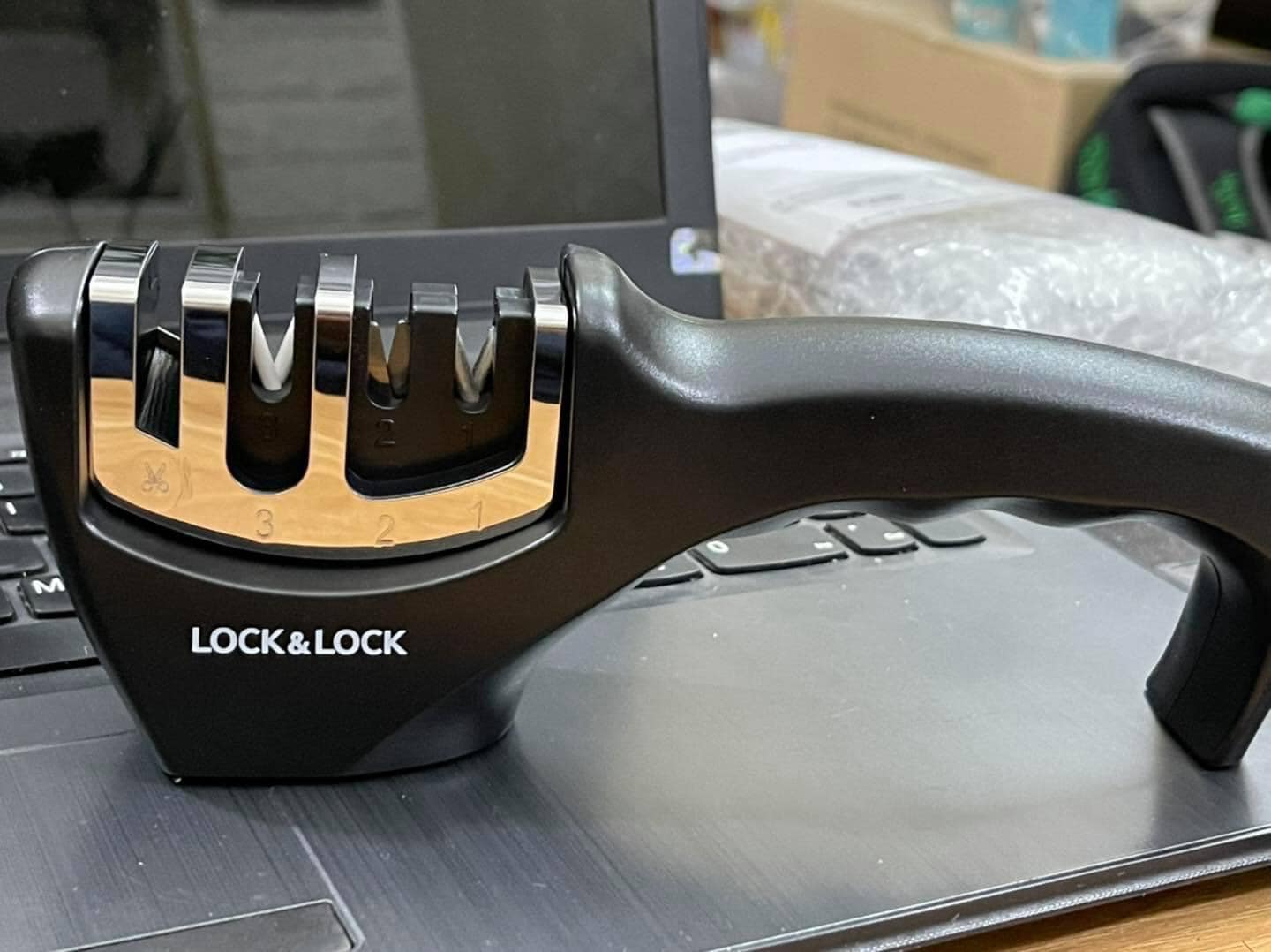 Dụng cụ mài dao kéo cao cấp 4 rãnh Lock&Lock
