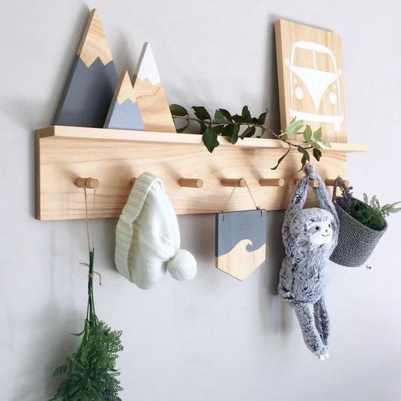Kệ gắn tường có móc gỗ