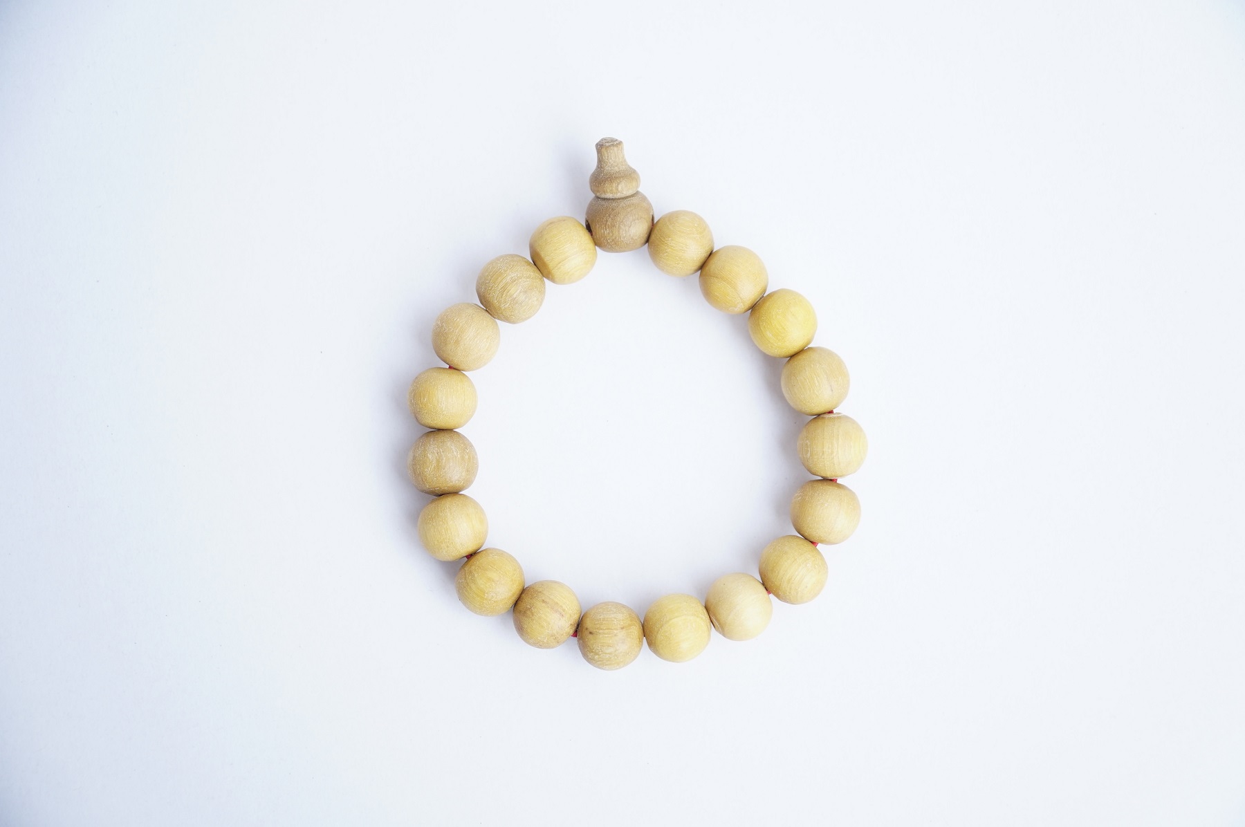 Vòng tay gỗ Quỷ Kiến Sầu trắng phong thủy bảo vệ - Nhiều cỡ