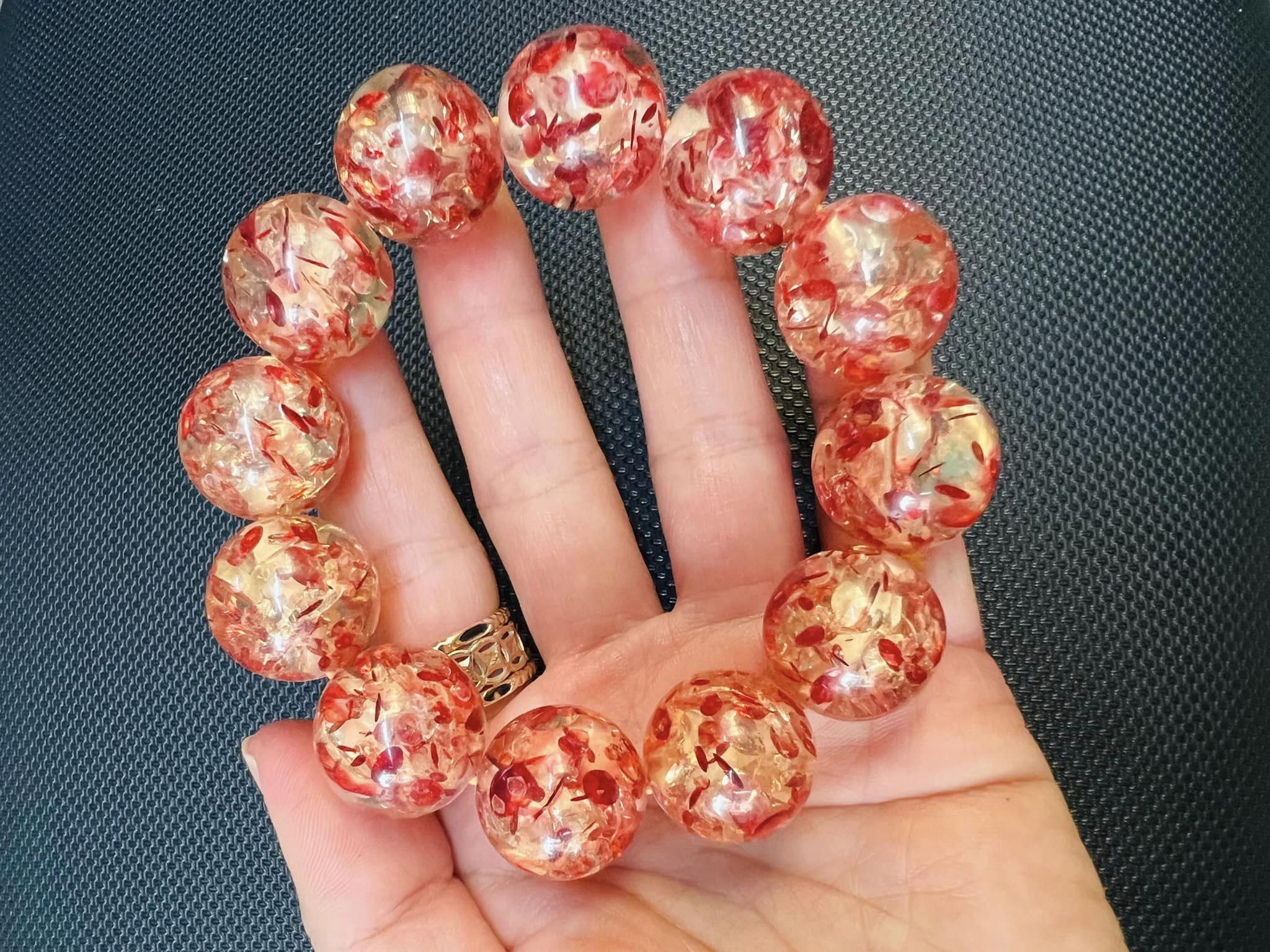 Vòng tay hổ phách bông đỏ size hạt 20li