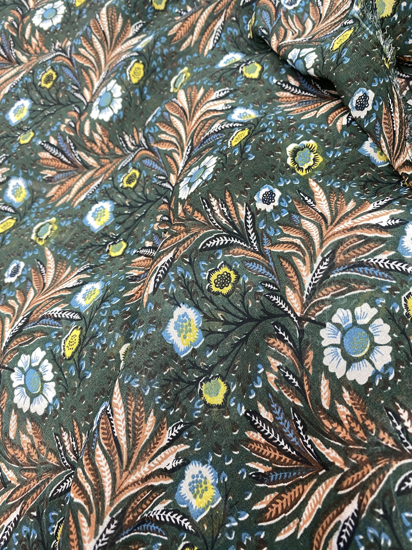 Vải voan chiffon hoa lá nền xanh MS2610