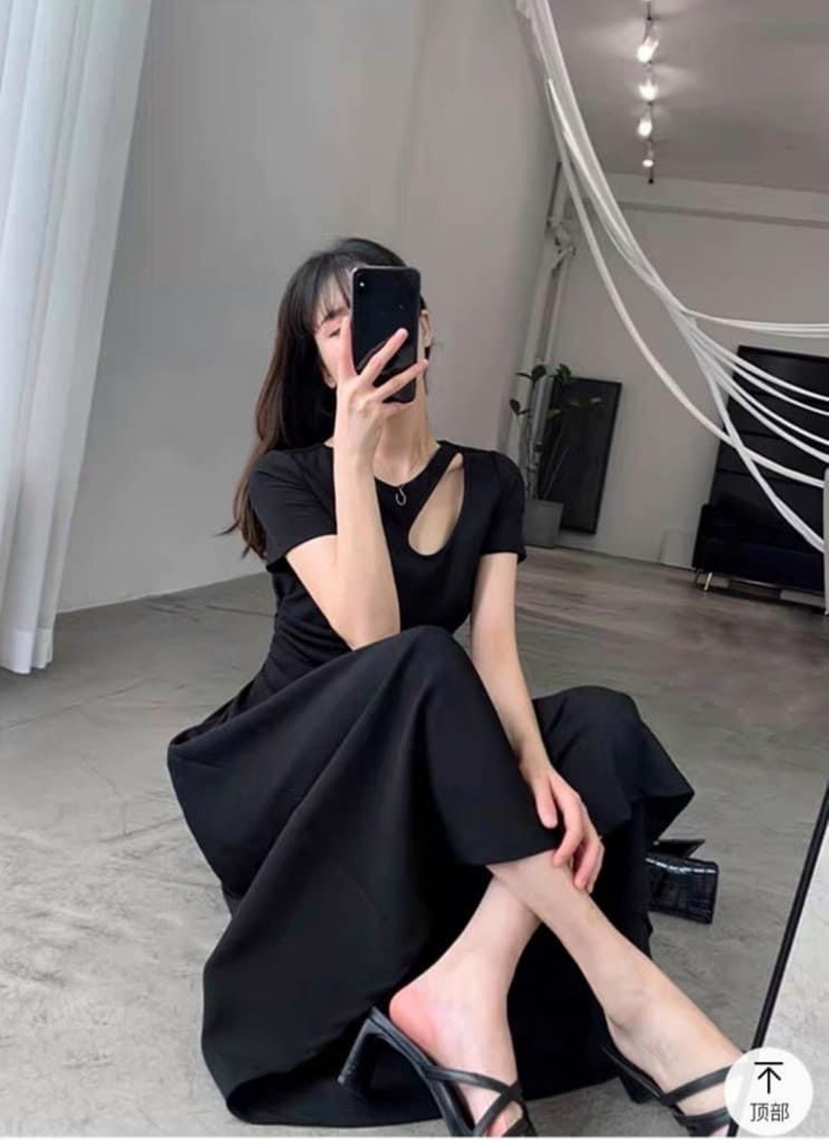 Đầm đen khoéc vai