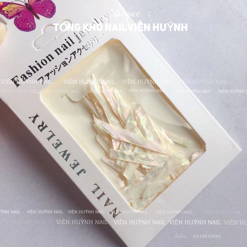Túi xà cừ gắn móng nail màu trắng