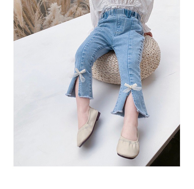 Quần jeans loe ống xẻ đính nơ trắng cho bé