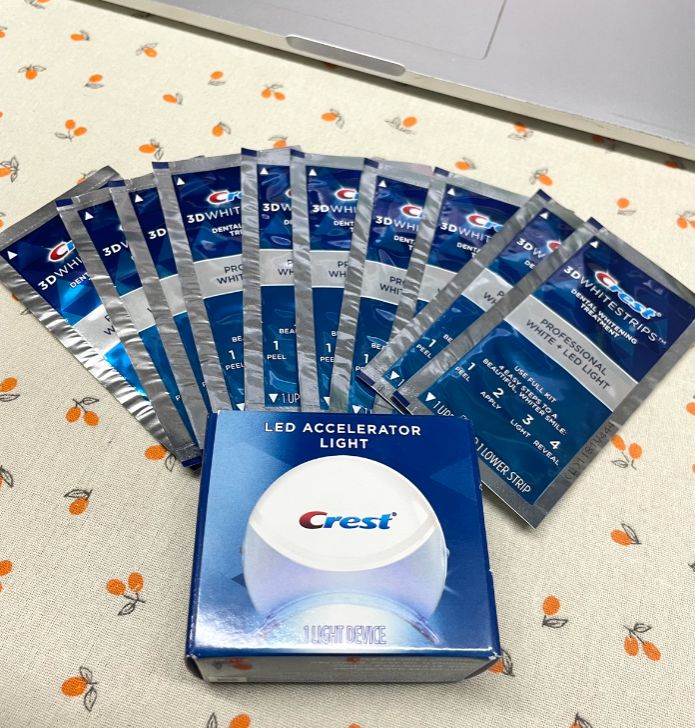 Hộp 19 gói dán trắng răng crest 3d white siêu trắng + đèn led chiếu trắng răng crest chính hãng