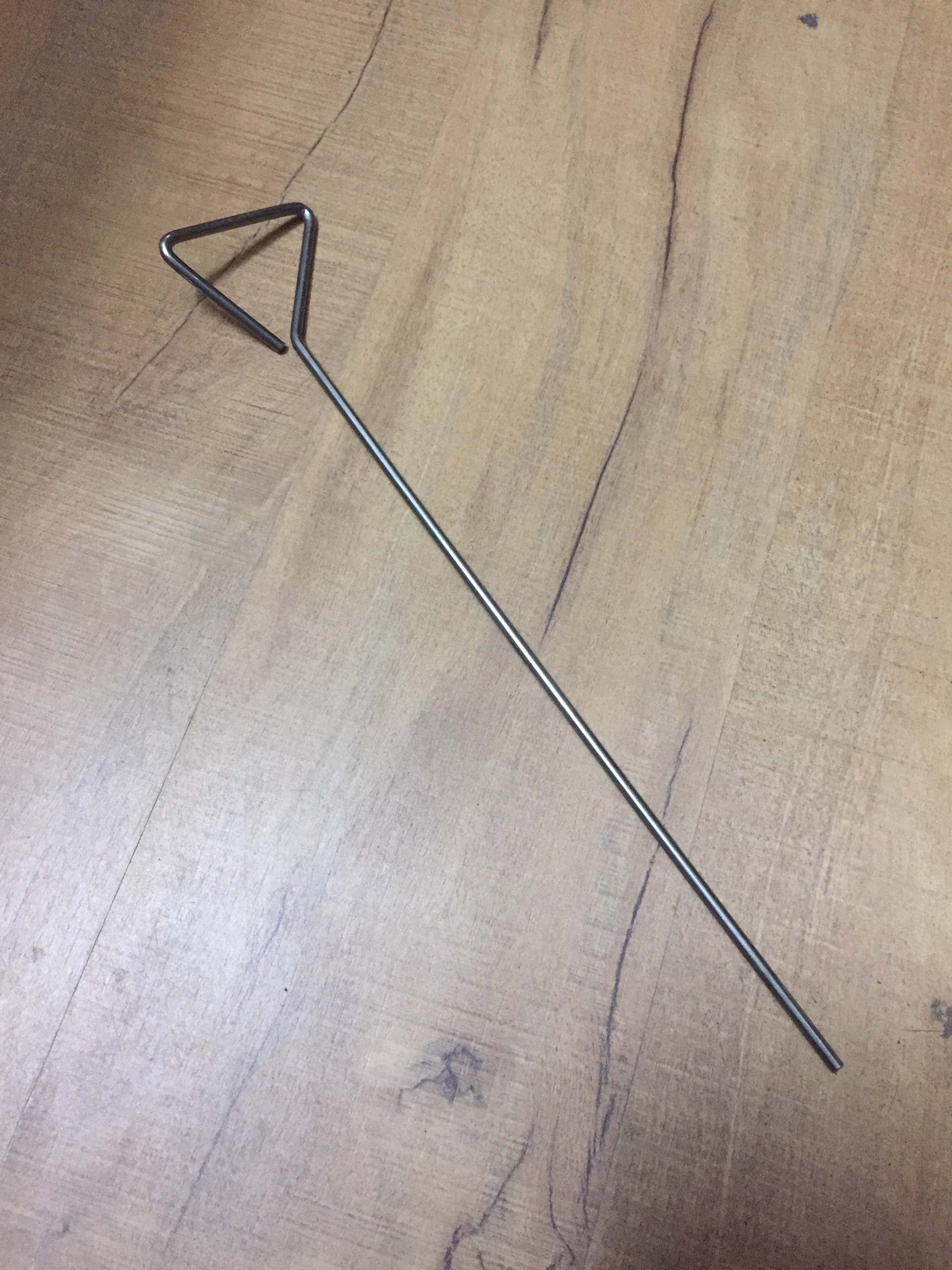 Que cấy tam giác bằng inox