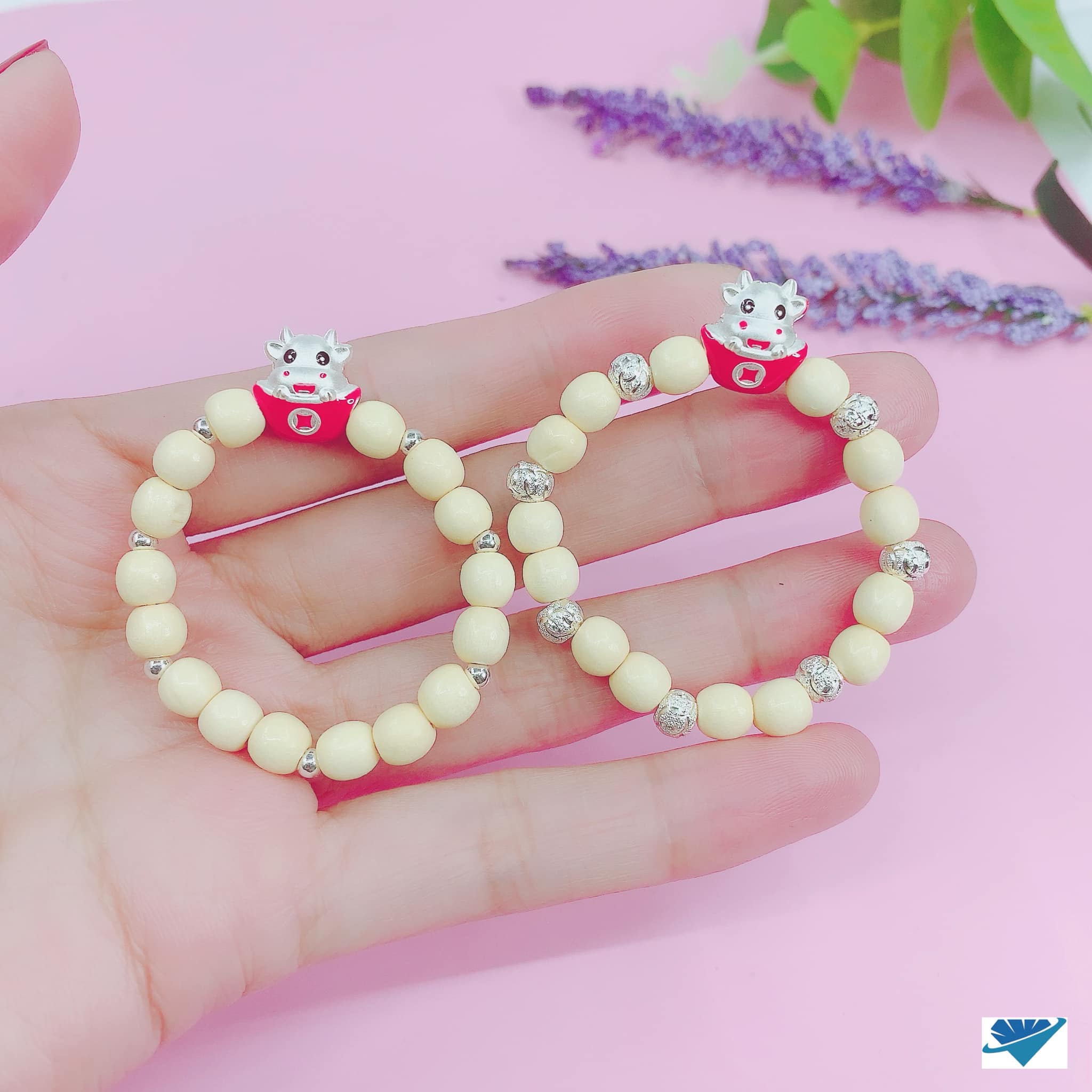 Vòng tay trẻ em dâu tằm mix charm bạc MS65c