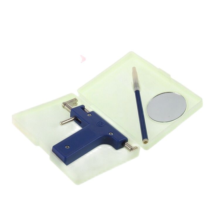 Bộ dụng cụ xỏ lỗ tai bao gồm máy bấm lỗ tai kèm gương, bút định vị và khuyên tai,núm bịt
