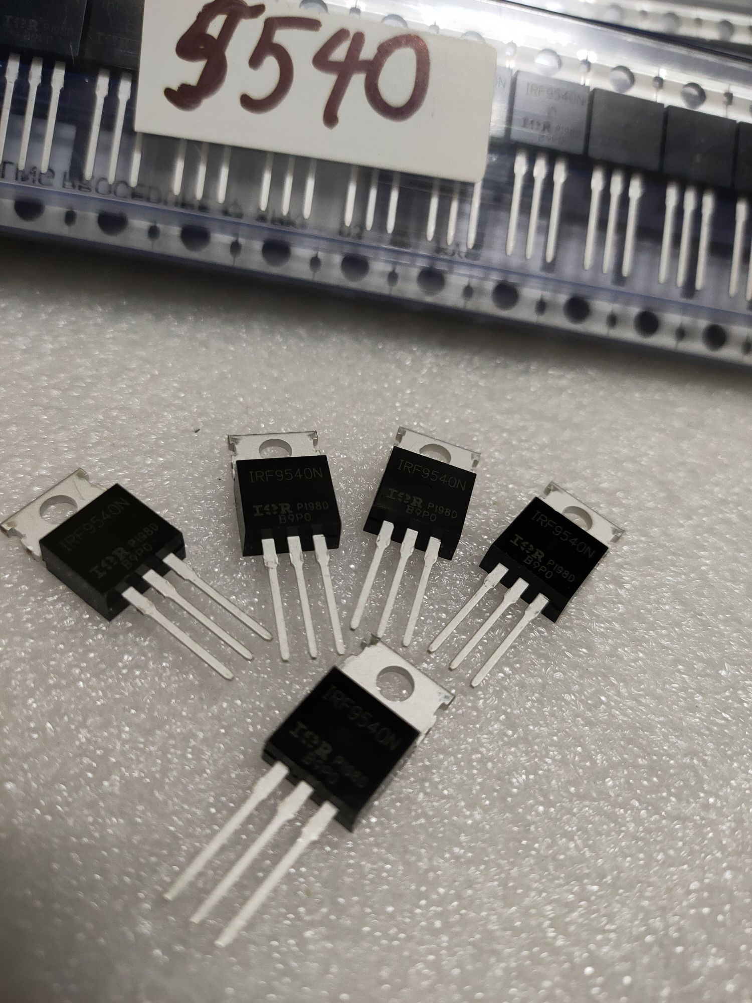 5 Con MOSFET IRF9540