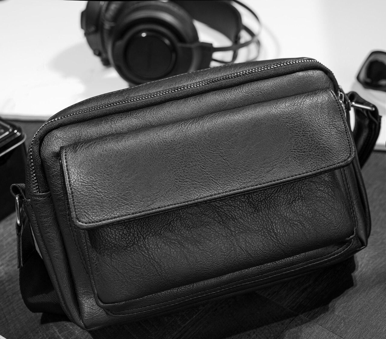 TÚI ĐEO CHÉO UNISEX MESSBAG DA PU (ĐEN) NA12