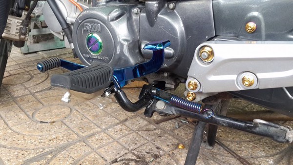 Gác chân giữa [ TẶNG GÁC CHÂN CAO SU ] - xe SIRIUS / JUPITER MX / R