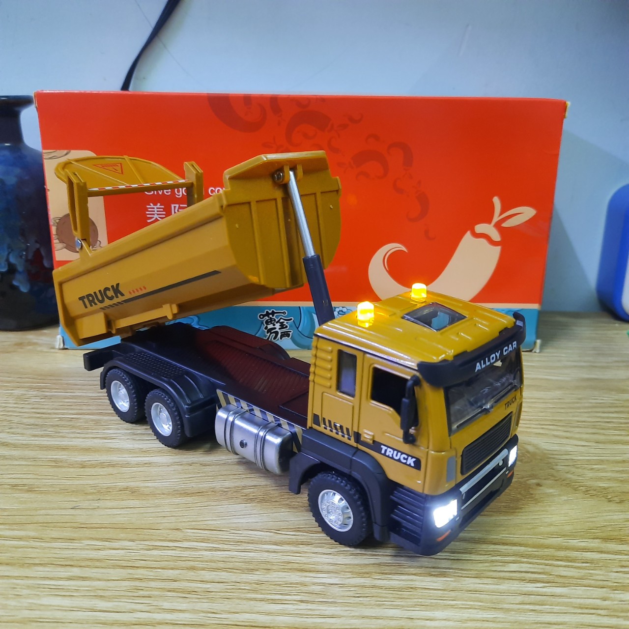 Đồ chơi trẻ em mô hình xe ô tô tải chở hàng bằng sắt tỉ lệ 1:43