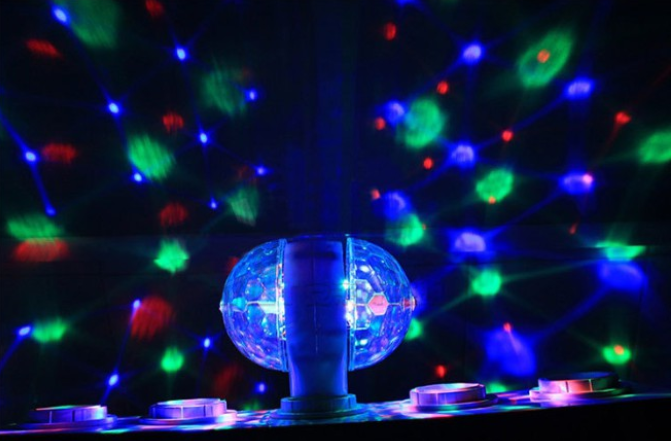 Đèn led 2 quả cầu xoay pha lê 7 màu đôi tặng đui đèn e27