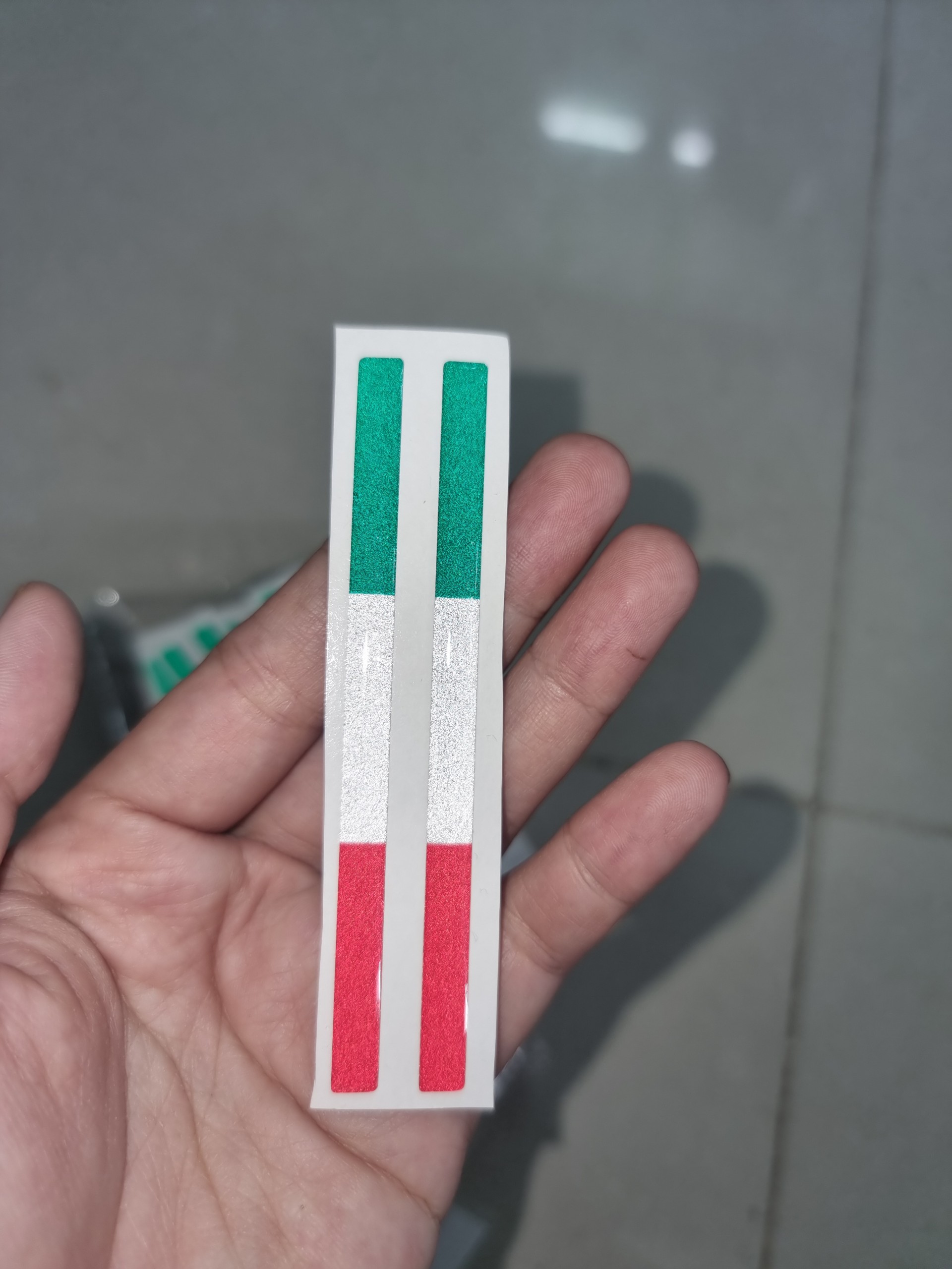 Tem logo cờ ý phản quang nổi